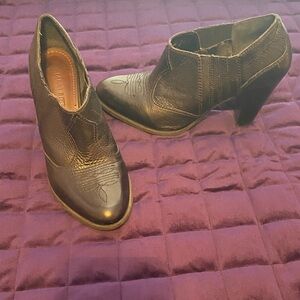 Charming Black leather booties